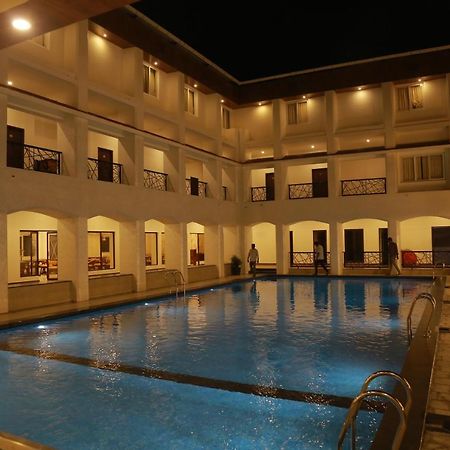 Hotel The Riviera à Theni Extérieur photo