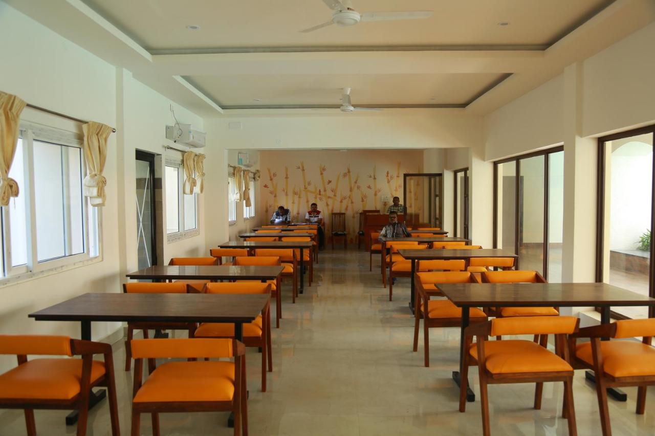 Hotel The Riviera à Theni Extérieur photo