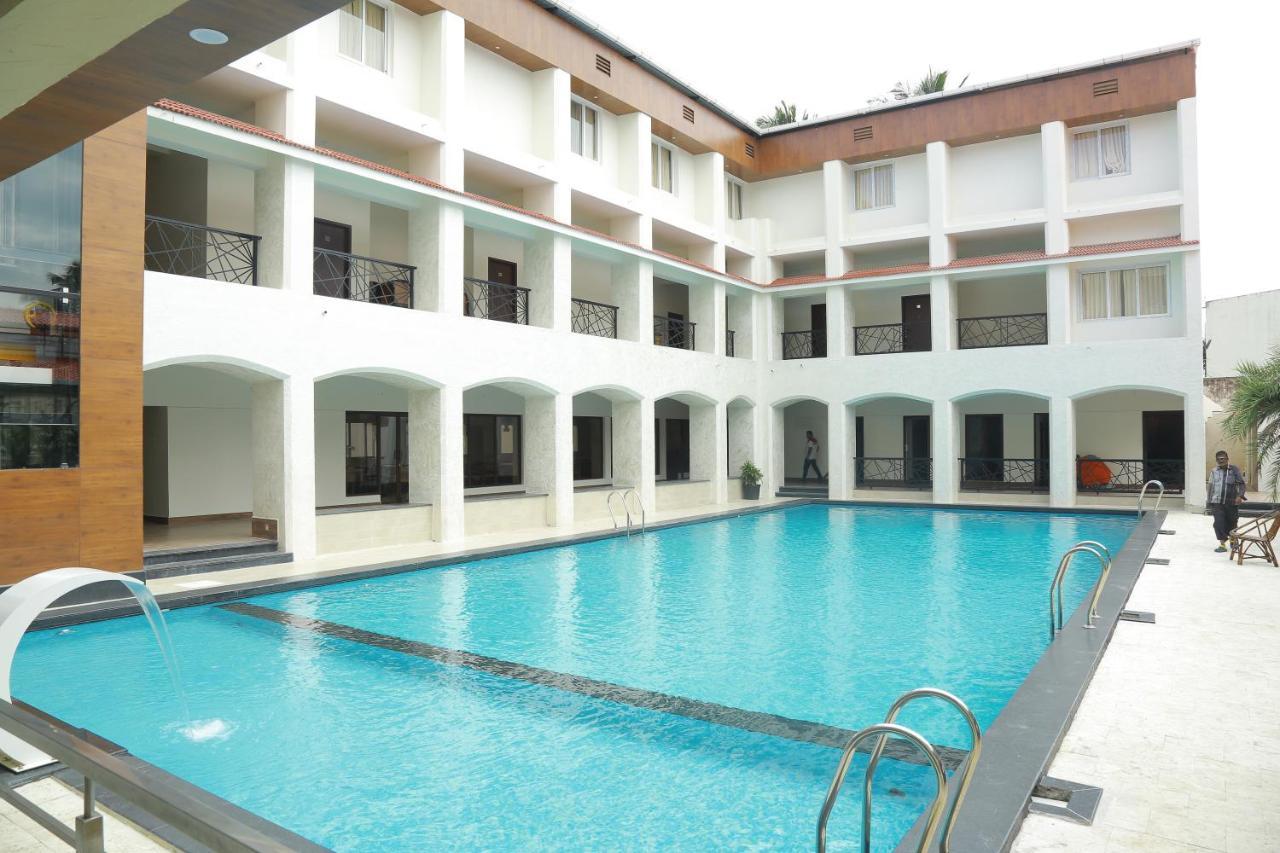 Hotel The Riviera à Theni Extérieur photo