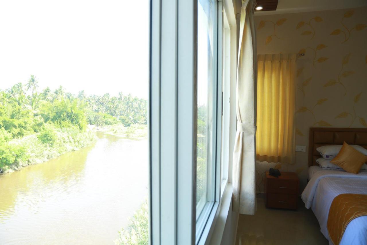 Hotel The Riviera à Theni Extérieur photo