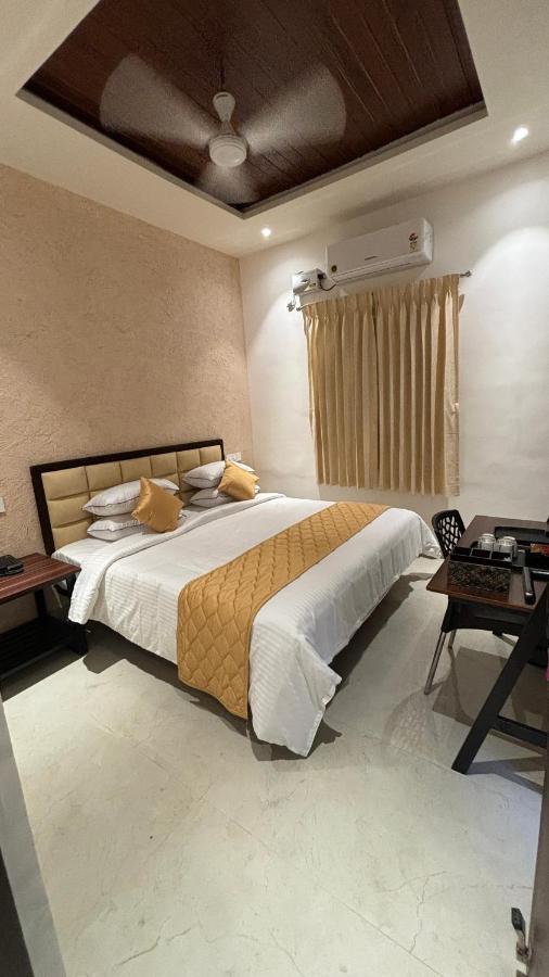 Hotel The Riviera à Theni Extérieur photo