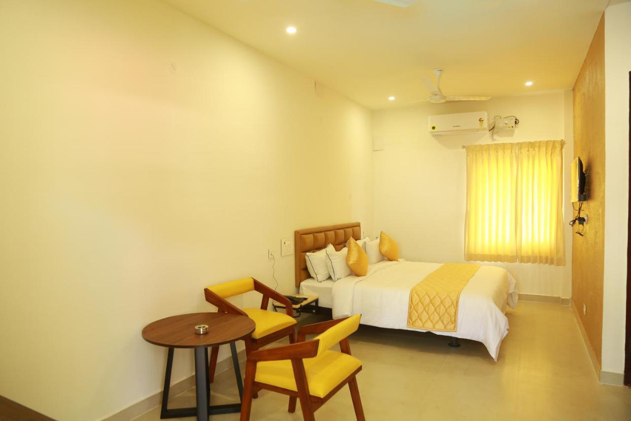 Hotel The Riviera à Theni Extérieur photo