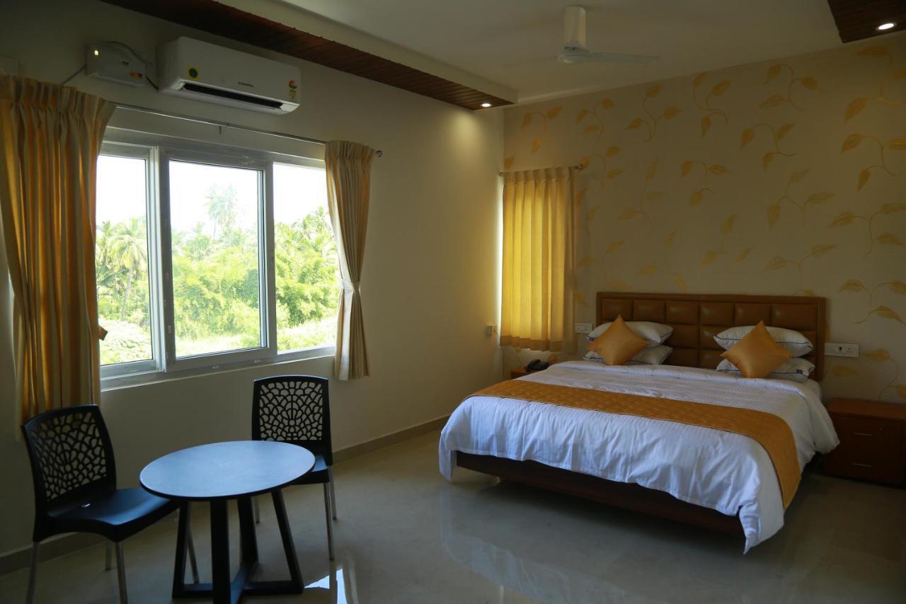 Hotel The Riviera à Theni Extérieur photo