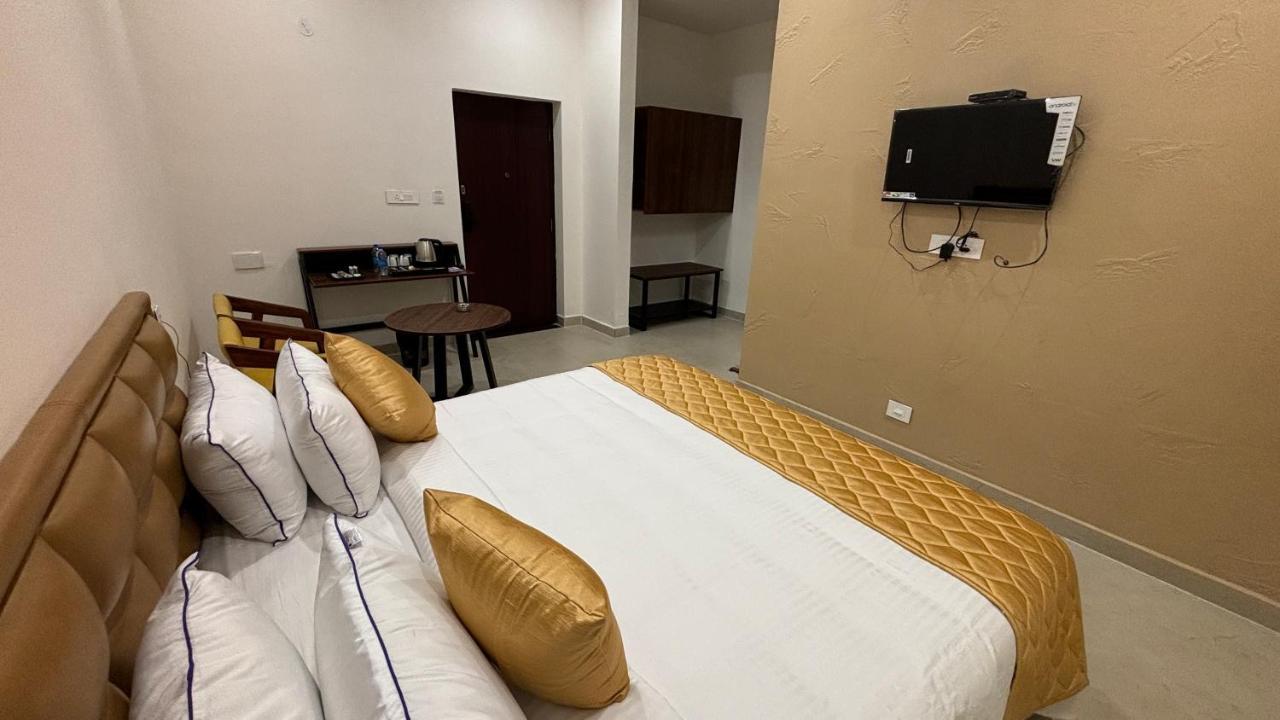 Hotel The Riviera à Theni Extérieur photo