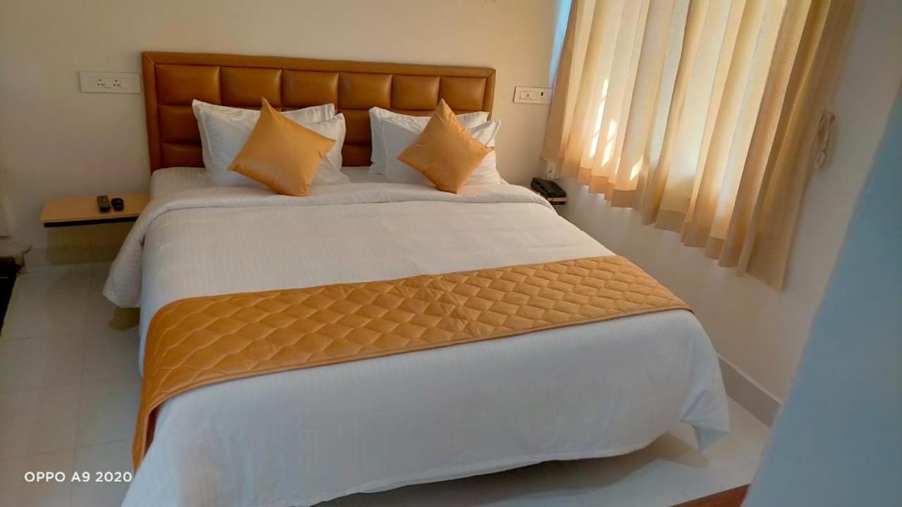 Hotel The Riviera à Theni Extérieur photo