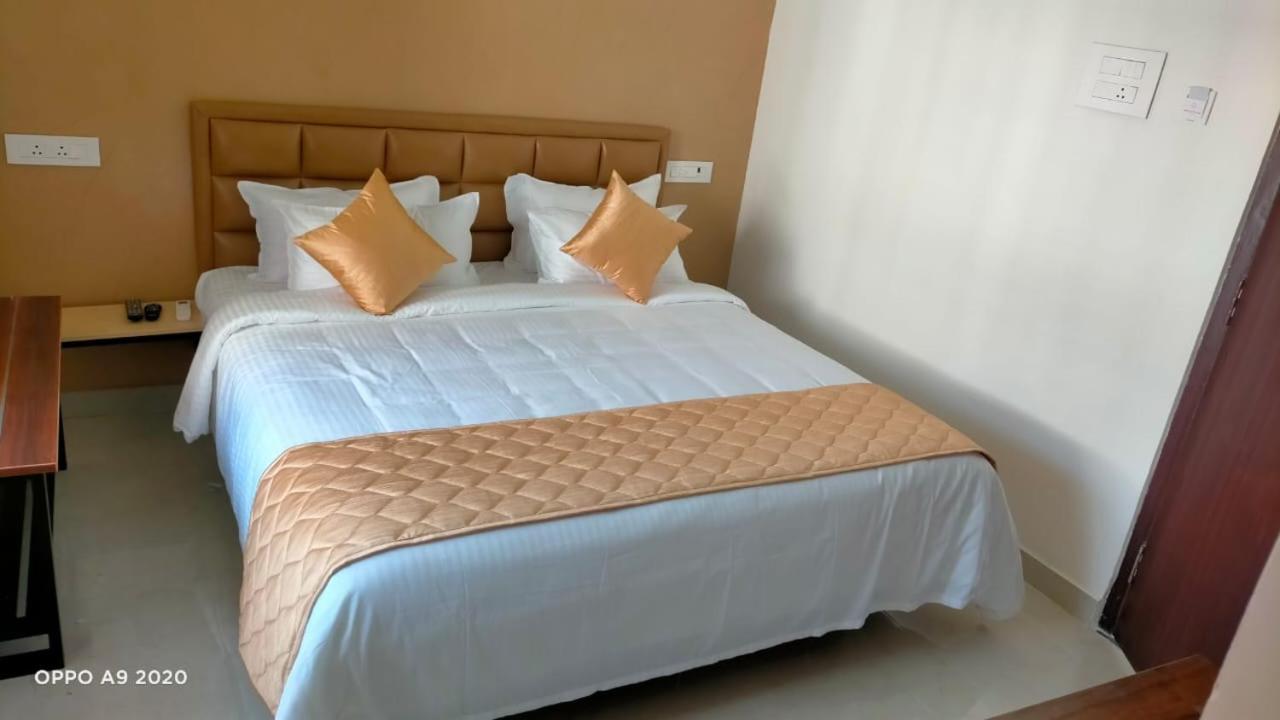 Hotel The Riviera à Theni Extérieur photo