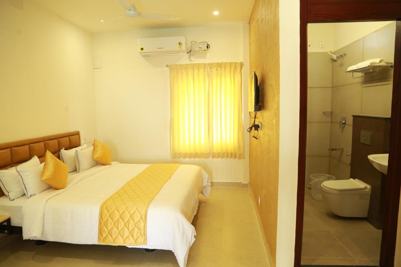 Hotel The Riviera à Theni Extérieur photo