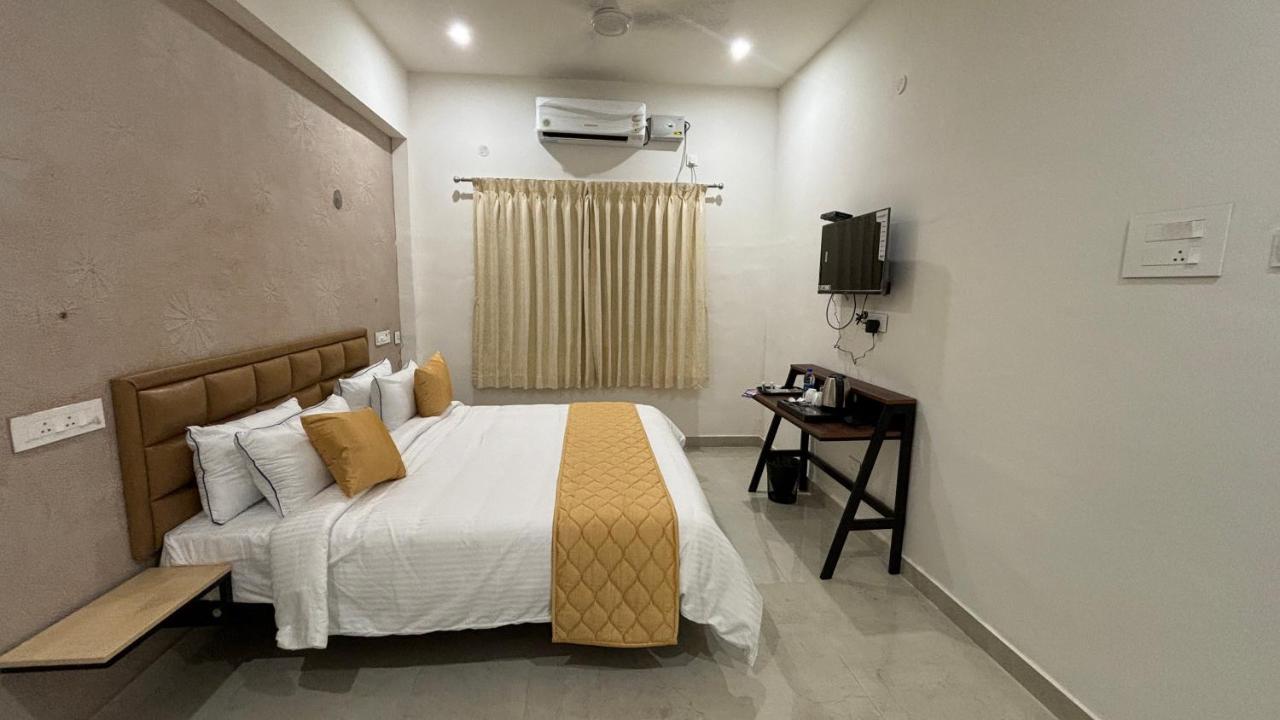 Hotel The Riviera à Theni Extérieur photo