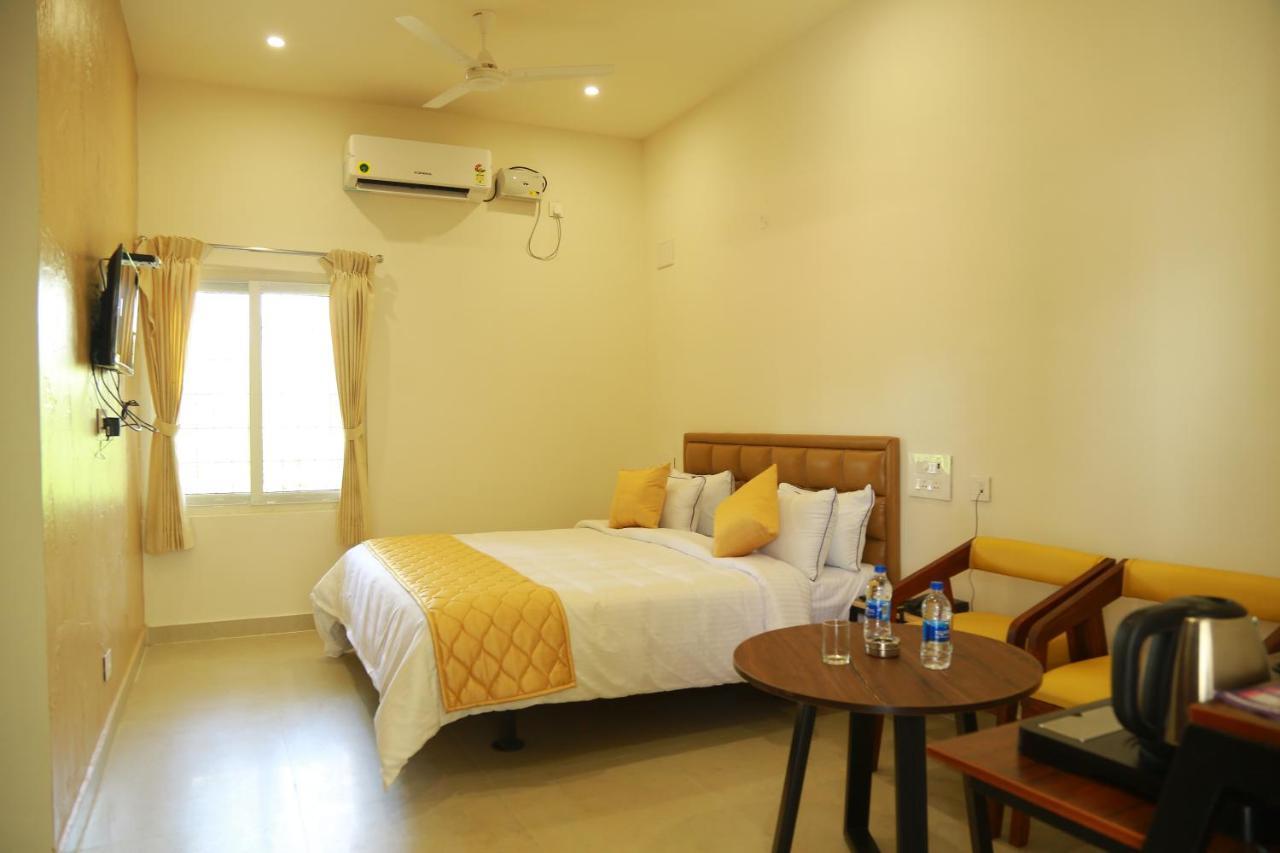 Hotel The Riviera à Theni Extérieur photo