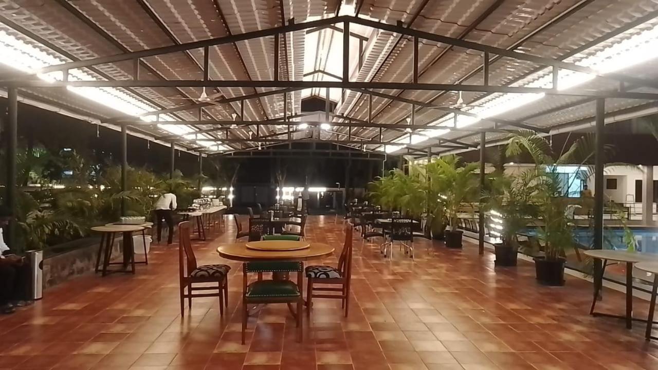 Hotel The Riviera à Theni Extérieur photo