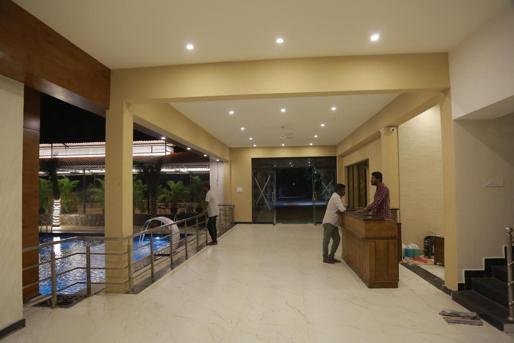 Hotel The Riviera à Theni Extérieur photo