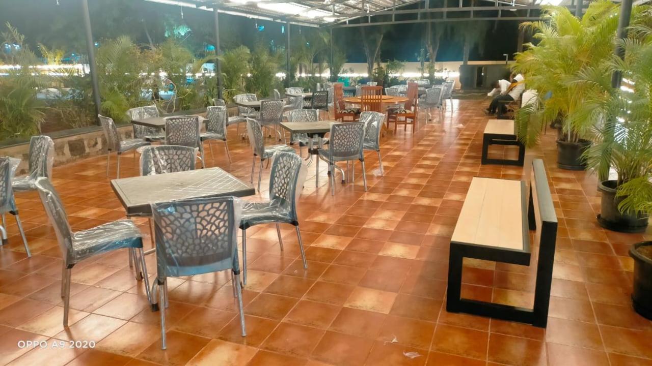 Hotel The Riviera à Theni Extérieur photo